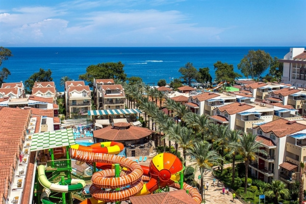 Crystal Aura Beach Resort *****, Törökország