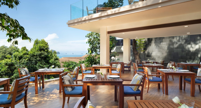avani_ao_nang_cliff_krabi_resort_restaurant_pano_cafe_table_setup_1920x1037
