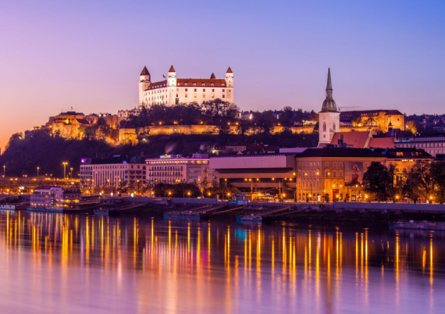 
ADVENTI DÍSZBEN PRÁGA, ČESKY KRUMLOV ÉS POZSONY - Telč és Hluboká várkastélya, esti hajózás a Moldván vacsorával
