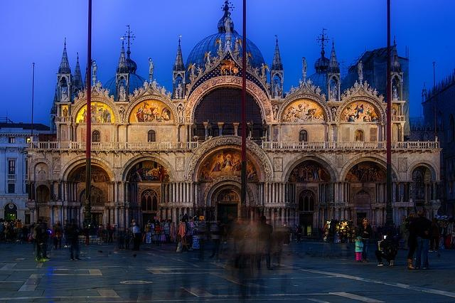 
SZILVESZTER VELENCÉBEN, A KALMÁROK VÁROSÁBAN - Treviso és Padova. Roncade kastély borkóstolóval, szilveszteri forgataggal
