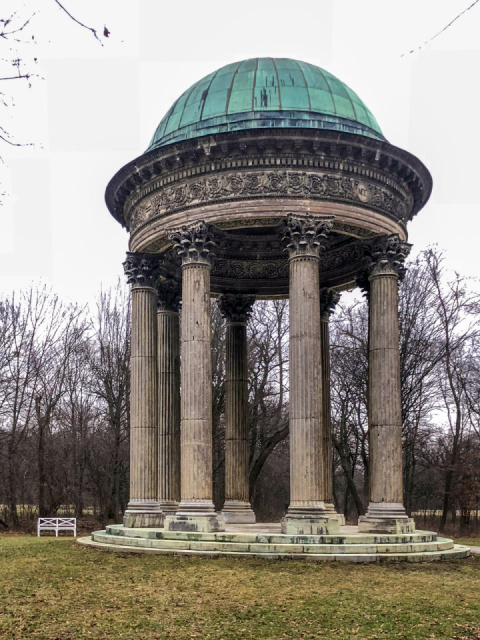 
A Myrafälle-vízesés varázsa és a Laxenburgi Kastély pompája
