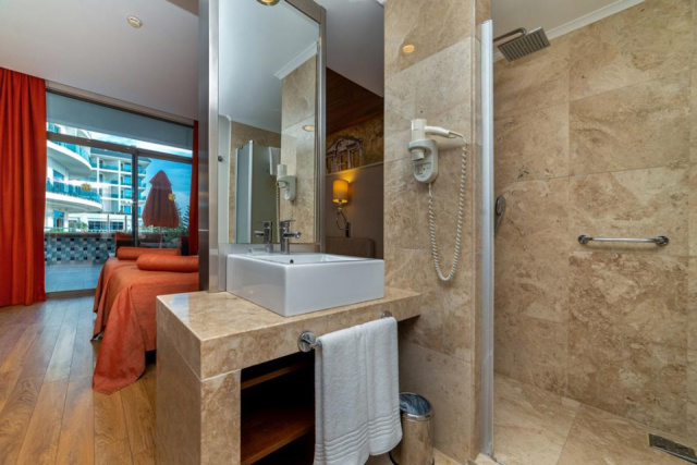 Commodore Elite Suites & Spa*****