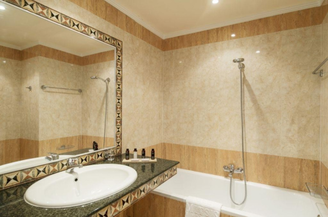 
Canvas by Mitsis Petit Palais
