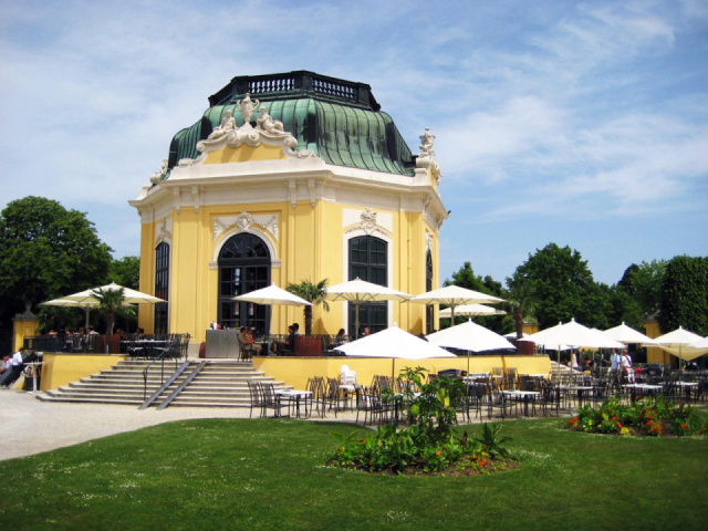 
A misztikus Tavasbarlang és a Schönbrunni állatkert
