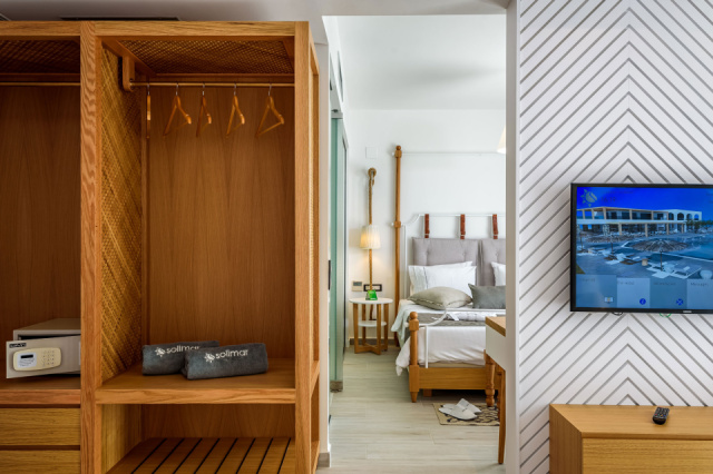 
SOLIMAR WHITE PEARL Adults only 17+
