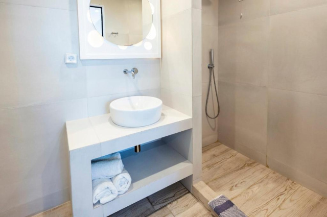 
Smy Mediterranean White- Adults Only
