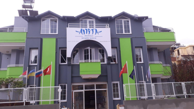 
Anita Kemer Noch Hotel +12
