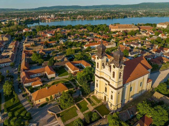 
TATAI FÉNYESTANÖSVÉNY - TATAI TAVAK - ESTERHÁZY KASTÉLY
