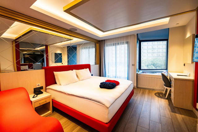 
Granada Luxury Red
