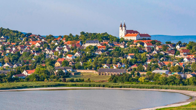 
Időutazás a Balaton partján – Tihany varázsa és Balatonfüred reformkori forgataga
