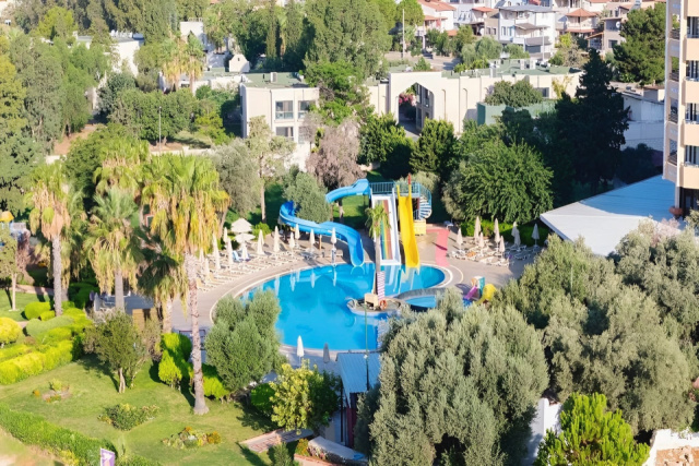 
THE HOLIDAY RESORT
